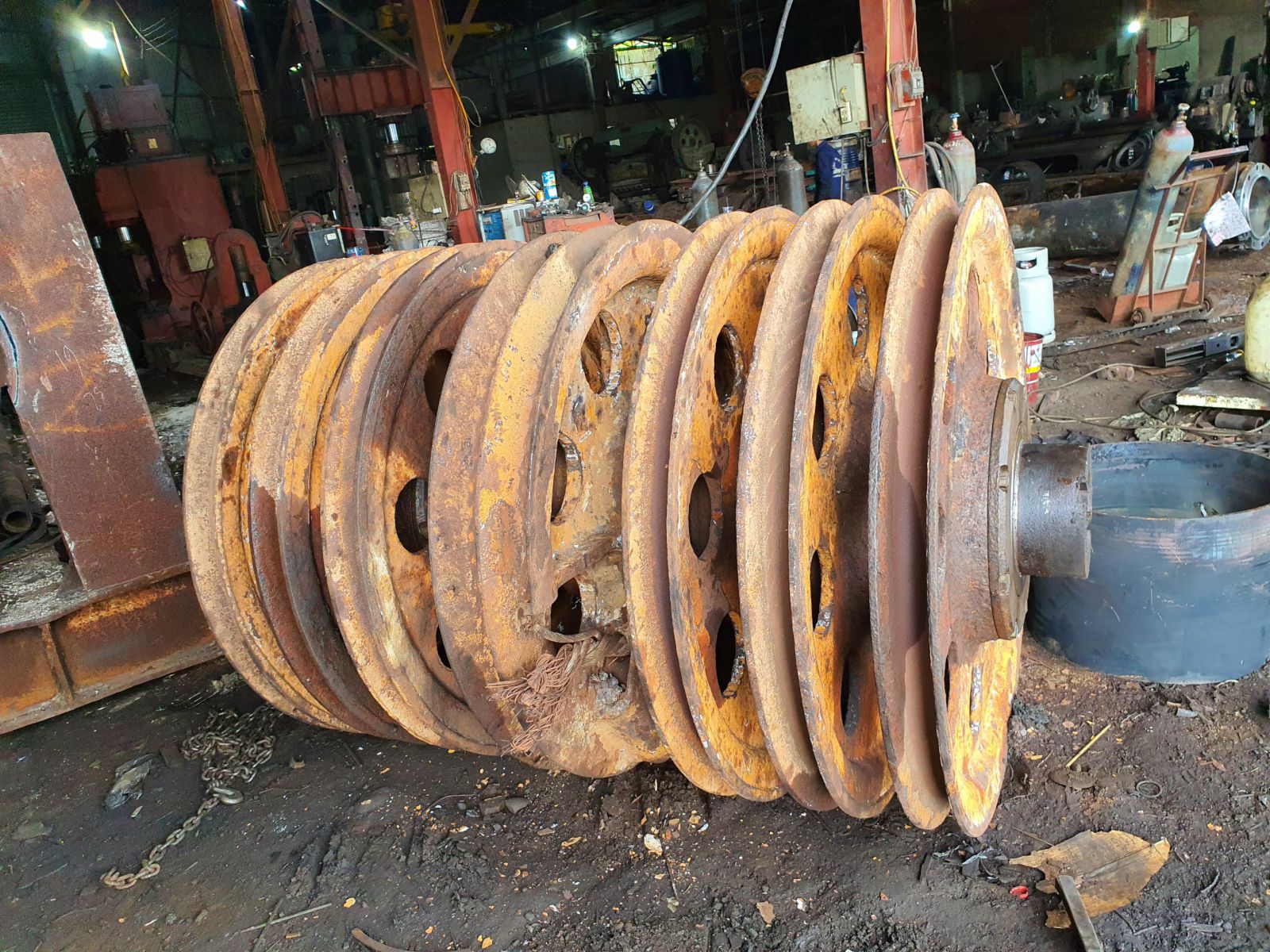 Hoàn thành sửa chữa phục hồi bộ buly cáp tàu biển (Trục D300, Buly D1600)